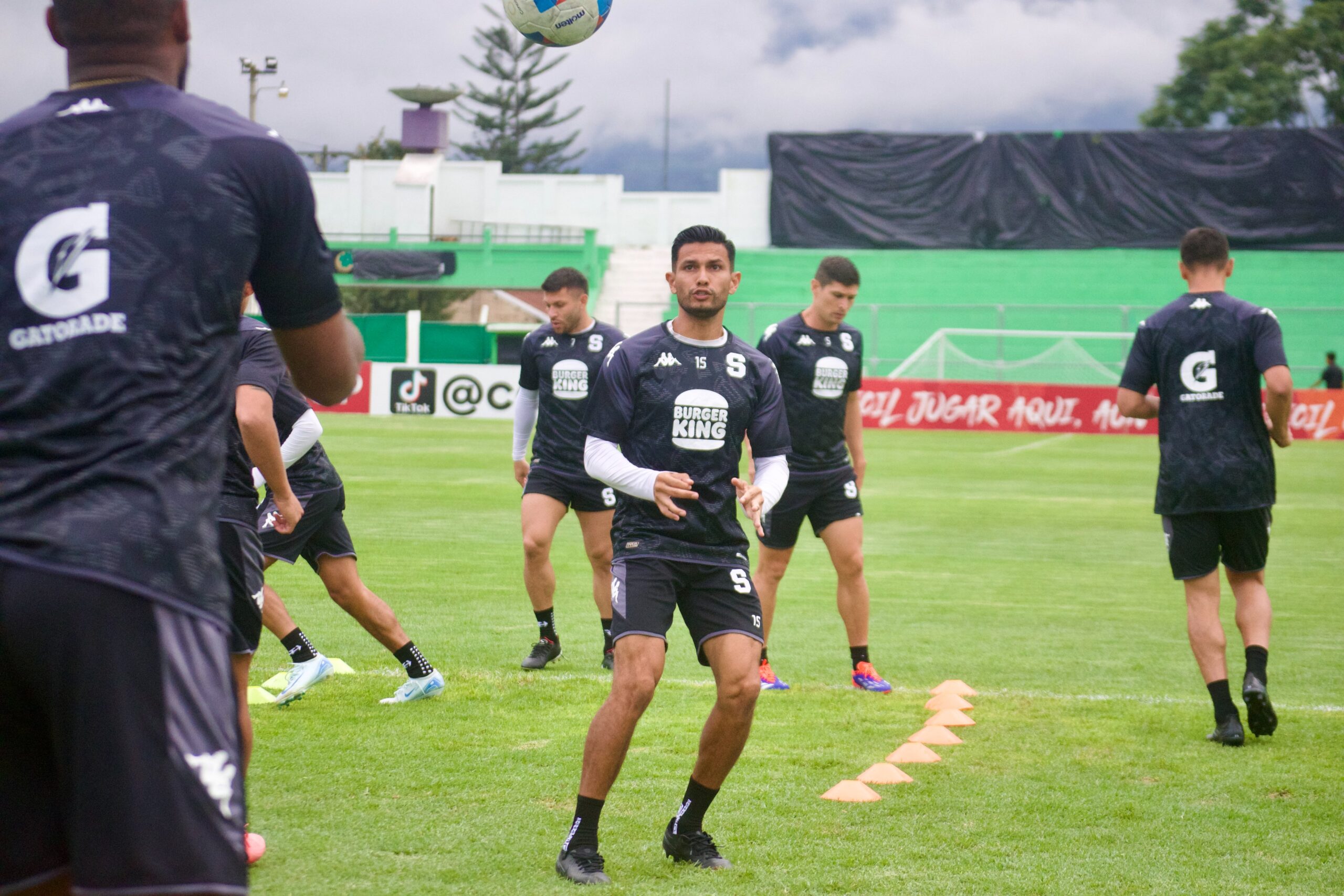 Saprissa realizó el reconocimiento de cancha del estadio Pensativo