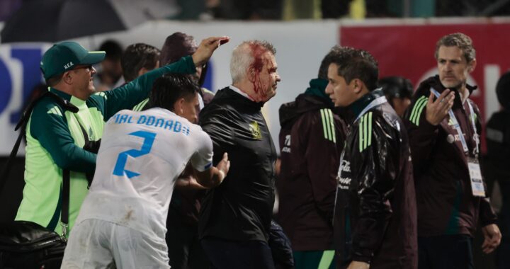 México otra vez pierde ante Honduras, Vasco Aguirre es agredido