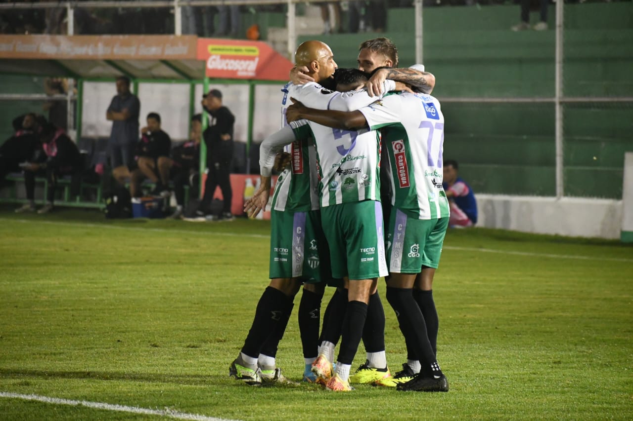 Antigua recupera terreno goleando a Mixco