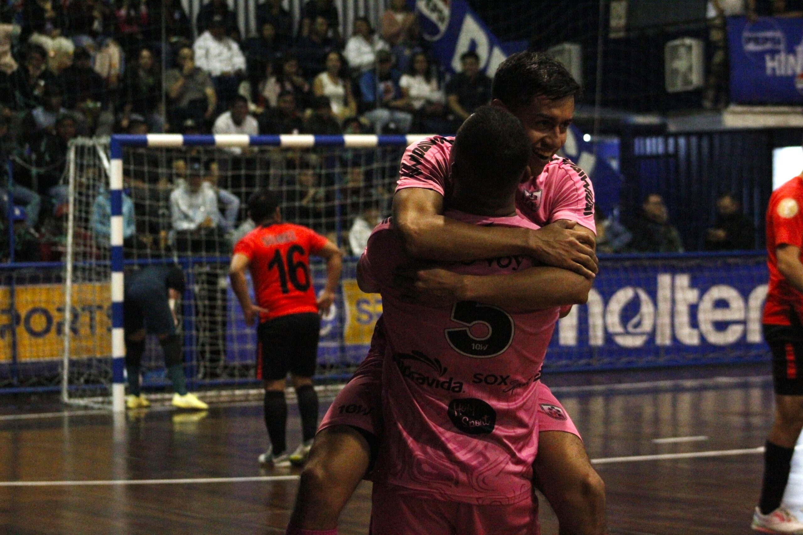 Legendarios goleó a Glucosoral y obliga al tercer juego