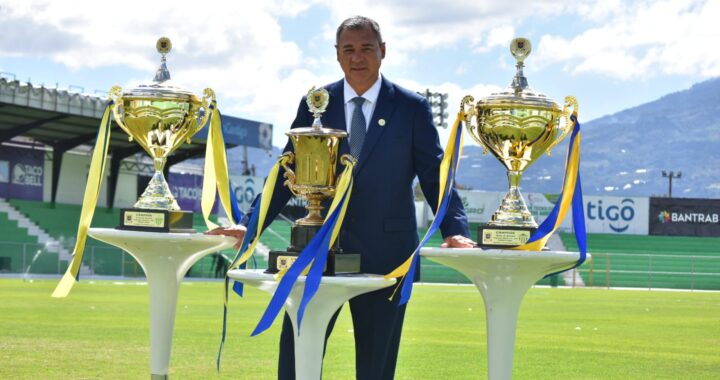 Mauricio Tapia fue presentando con Antigua GFC