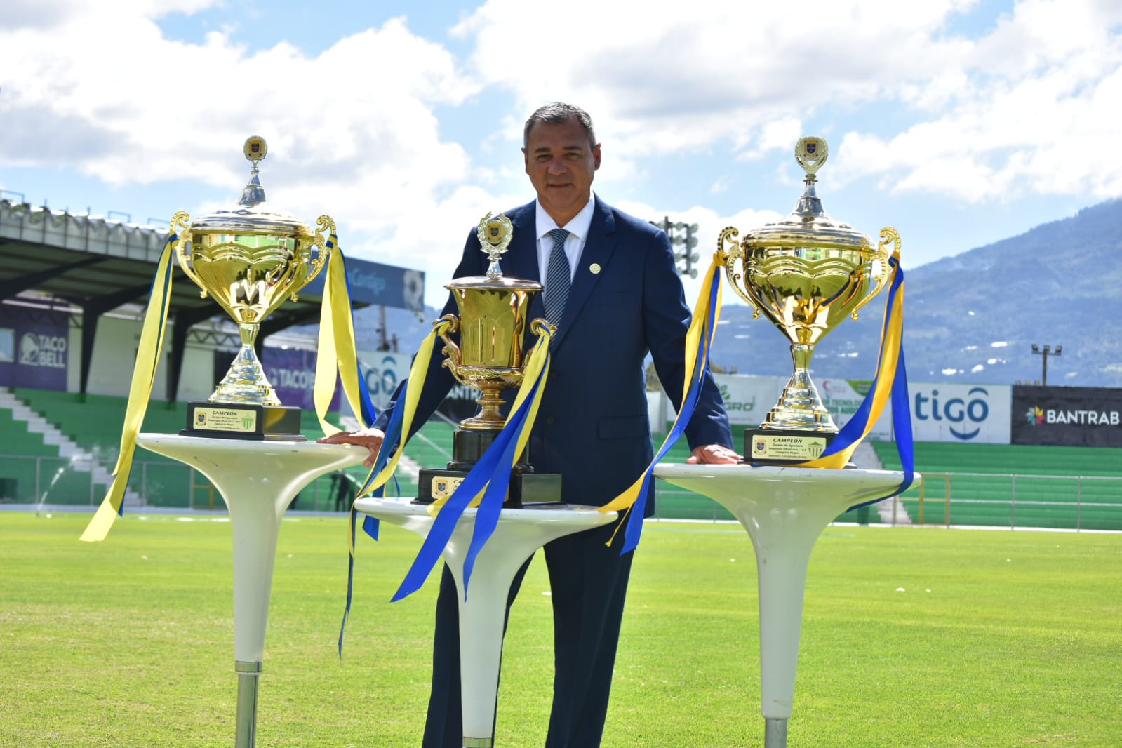 Mauricio Tapia fue presentando con Antigua GFC