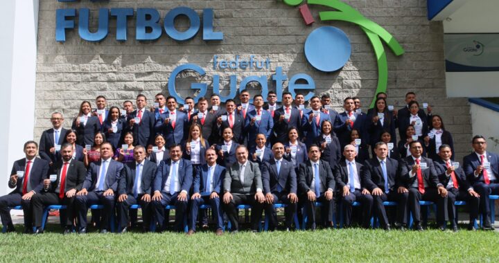 Árbitros guatemaltecos reciben su gafete FIFA 2025