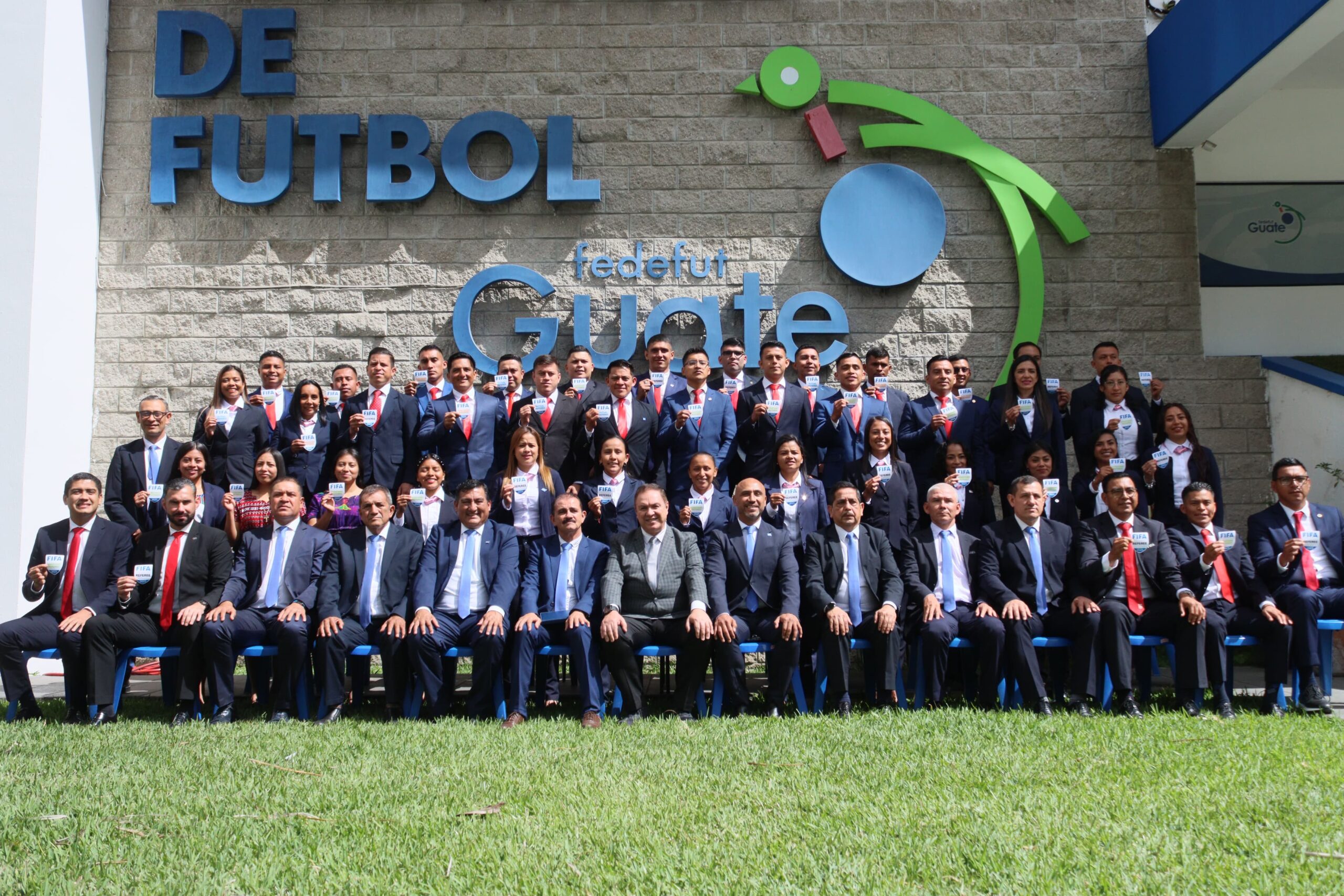 Árbitros guatemaltecos reciben su gafete FIFA 2025