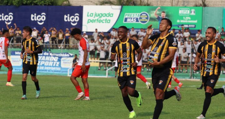 Aurora tomó ventaja en la final de Primera División